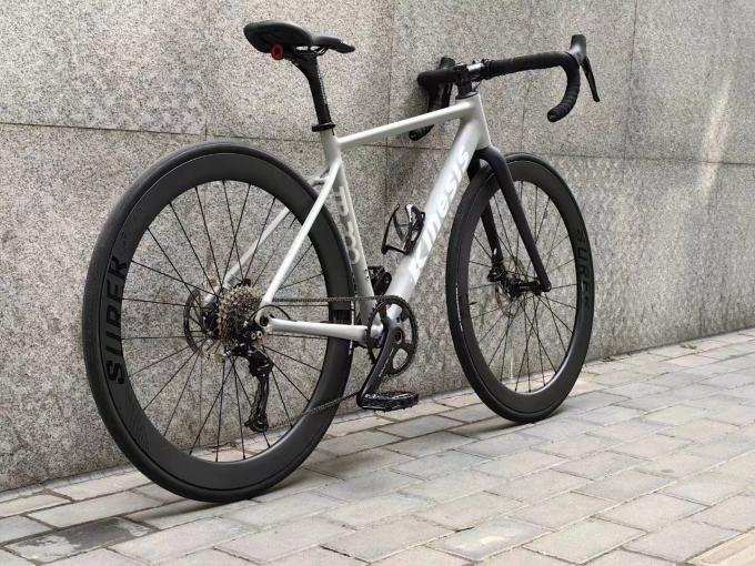 Cadre de vélo routier en alliage d'aluminium Plate monture disque routier Cadre de vélo routier câble interne 10